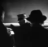 Kung Gustaf V:s mottagande i Växjö, 1939. 
Kungen har just anlänt till järnvägsstationen och blir
mottagen på perrongen.