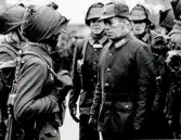 MB inspektion av I11, 1974-11-22.
Överste1 Bertil Malgerud, MB generallöjtnant Karl Eric Holm och överste Per Hugo Winberg synar soldaterna.