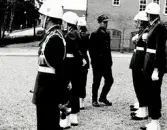 MB inspektion av I11, 1974-11-22.
MB generallöjtnant Karl Eric Holm inspekterar kasernvakten.