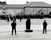 MB inspektion av I11, 1974-11-22.
MB generallöjtnant Karl Erik Holm talar till trupperna.