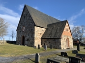 Kårsta kyrka med vapenhuset från 1500-talet.