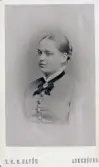 Visitkort med porträtt föreställande Agnes Eneström.