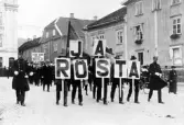 Demonstration i samband med förbudsomröstning om rusdrycker 1922. Tåget går över Stora torget Alingsås.