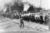 Demonstrationståg 1:a maj, passerar här järnvägsövergången.