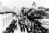 Demonstrationståg på Drottninggatan med kvarteret Alströmer till vänster.