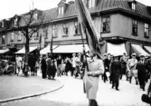 Demonstrationståg den 1:a maj 1949 i hörnet av Kungsgatan-Alströmergatan i Alingsås.