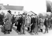 1:a maj demonstration på Stora Torget i Alingsås på 1930-talet. Mannen i mitten, (av de tre som tittar in i kameran) är Bror Färdig, metallarbetare på Tekaverken i Alingsås.