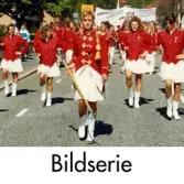 Serie om 12 fotografier som visar Mölndals Paradorkester i ett demonstrationståg på Häradsgatan i Bosgården, Mölndal, den 1 maj 1990. I serien ingår även ett grupporträtt av orkestern taget i stadshusparken samt några bilder när de underhåller med musik på samma plats.