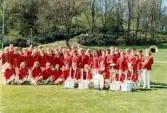 Grupporträtt av Mölndals Paradorkester, taget i stadshusparken i Mölndal den 1 maj 1990.