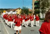 Mölndals Paradorkester i ett demonstrationståg på Häradsgatan i Bosgården, Mölndal, den 1 maj 1990.
