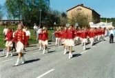 Mölndals Paradorkester i ett demonstrationståg på Häradsgatan i Bosgården, Mölndal, den 1 maj 1990.