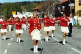 Mölndals Paradorkester i ett demonstrationståg på Häradsgatan i Bosgården, Mölndal, den 1 maj 1990.