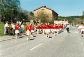 Mölndals Paradorkester i ett demonstrationståg på Häradsgatan i Bosgården, Mölndal, den 1 maj 1990.
