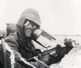 Strid i Hörle, Värnamo, 1968-04-03.
Högsta gasberedskap. Två man med gasmask.