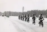 Februari 1966.
Cykelmarsch med fältutrustning och skidor.