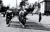 Högvaktsträning på kaserngården, våren 1976.