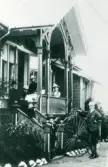 Familjen Norinder vid sin veranda på Mariedal 1890-tal.  

Sittande från vänster: 
Rådman C.A. Norinder, Ida Johansson (född Norinder), Mimmi Norinder, Gerda Norinder

Stående: 
Lennart Norinder, Artur Norinder, Edgar Norinder