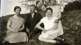Albert på Kloskift sitter på en bergknalle med Anna Gabrielsson till vänster, Anna Sjöberg till vänster med Linnea Molin bakom sig. Högst upp sitter Selma i Albäck och möjligen är den äldre kvinnan bakom Albert hans mor Augusta. (Se även bildnr EA0224.)