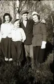 Makarna Rut och Evert till höger med Anna och en gosse. Se även bildnr EA0222 från samma tillfälle.