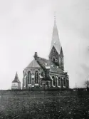 Alfshögs kyrka, uppförd 1901-1903 av gråsten i nygotisk stil efter ritningar av Adrian C. Peterson och hans son Carl Crispin. Den ersatte en romansk stenkyrka, som revs, men dess gamla klockstapel står ännu kvar.