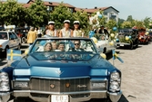 Studentexamen på Fässbergsgymnasiet i Mölndal den 5 juni 1997. Tre kvinnliga studenter får transport i baksätet på en Cadillac. Fotografi taget på Frejaplan.