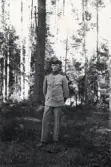 Repetitionsövningarna vid I11 i Växjö, hösten 1921.
En man i uniform m/10, stående ett skogsbryn.