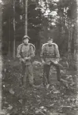 Repetitionsövningarna vid I11 i Växjö, hösten 1921.
Två män i uniform, med gevär och någon slags ryggsäck.