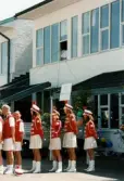 Studentexamen på Fässbergsgymnasiet i Mölndal den 5 juni 1997. Utanför skolbyggnaden står medlemmar ur Mölndals Paradorkester.