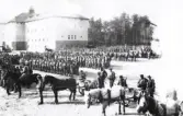 Repetitionsövningarna vid I11 i Växjö, hösten 1921.
Stor uppställning av manskap, hästar m.m. på kaserngården.