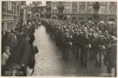 Skånemanövern 1935. 
På väg till manövern. Ett regemente på marsch förbi Clemenstorget i Lund, beskådade av allmänheten.