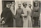 Skånemanövern 1935. 
Kung Gustaf V och några andra militärer diskuterar krigsläget under manövern.