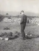 Öland, 1960-talets mitt.
Ksp 58. En man i uniform står och begrundar.