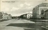 Vykort med motiv från Norra Strömgatan. Mitt på vägen står sex flickor och två pojkar uppradade, vända mot fotografen.