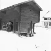 Leksand, Almo by, Gössasgården, stall och ganthus 1917.