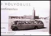 Buss framför Stockholms stadshus.