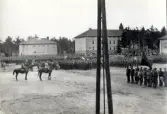 Repetitionsövningarna vid I11 i Växjö, hösten 1921.
Förberedelser på kaserngården inför att översten (Gustaf Ros (1868-1924)), ska ta emot regementet.