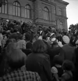 Studenterna, 1939. Studenter och anhöriga på trappan utanför dåv. Växjö Högre
Allmänna Läroverk.