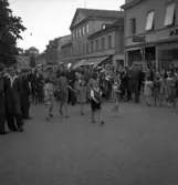 Studenterna, 1939. Studenterna tågar fram på Kungsgatan norrut.
I bakgrunden skymtar dåv. järnvägsstationen och kupolen på Växjö Högre Allmänna Läroverk.