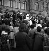 Studenterna, 1939. Studenter och anhöriga på trappan till Växjö Högre Allmänna Läroverk.