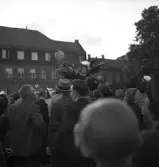 Studenterna, 1939. En student hissas på Stortorget i Växjö. I bakgrunden syns dåv.
Skånska banken m.m. (nuv. Adenmarks affär).