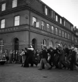 Studenterna, 1939. En student bärs iväg längs Storgatan av sina kompisar. I bakgrunden syns dåv. Skånska bankens hus, (nuv. Adenmarks m.m.)
