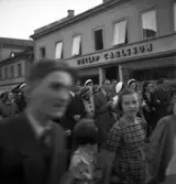 Studenterna, 1939. Ett antal studenter är på väg längs Kungsgatan norrut. I bakgrunden skymtar Philip Carlssons affär.