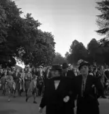 Studenterna, 1939. Ett antal studenter är på väg över järnvägen mot Norra Järnvägsgatan. I bakgrunden skymtar taket till dåv. elverket till vänster.