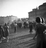 Studenterna, 1939. Studenter och anhöriga på väg över skolgården till Växjö Högre
Allmänna Läroverk. I bakgrunden skymtar en del av dåv. Växjö
lasarett.