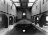 Simbassängen i Varbergs varmbadhus när det var nybyggt. Arkitekt var Allan Berglund. Vid uppförandet hette kvarteret Styrmannen, men det har uppgått i kv Skepparen.
