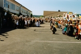 Studentexamen på Fässbergsgymnasiet i Mölndal den 5 juni 1997. Studenterna har kommit ut från skolbyggnaden och möts av familj och vänner på skolgården.