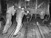 Arbetare skjuter på järnvägsvagn på Centralverkstäderna, 1970-tal