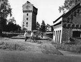 Män vid vattentornet och transformatorhuset på Centralverkstäderna, 1970-tal