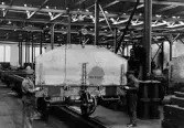 Uppsättning av plåtlemmar på godsvagn litt.0 på Centralverkstäderna, 1930-tal