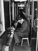 Boberg monterar askkoppar i passagerarvagn på Centralverkstäderna, 1960-tal